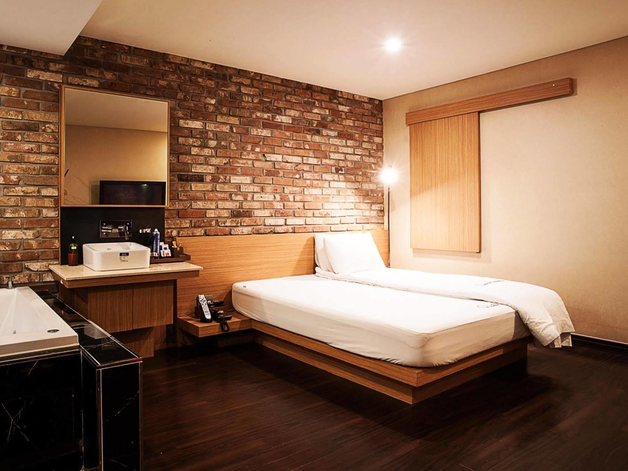 Comma Hotel Пусан Экстерьер фото