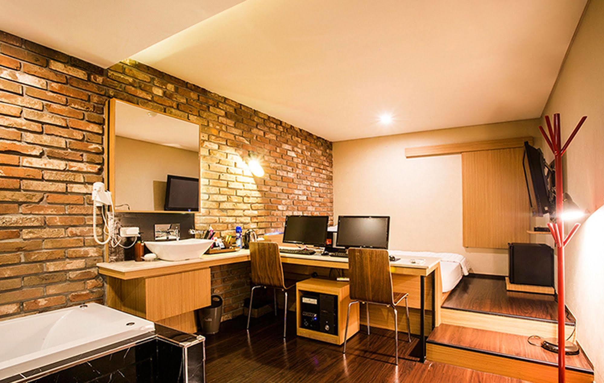 Comma Hotel Пусан Экстерьер фото